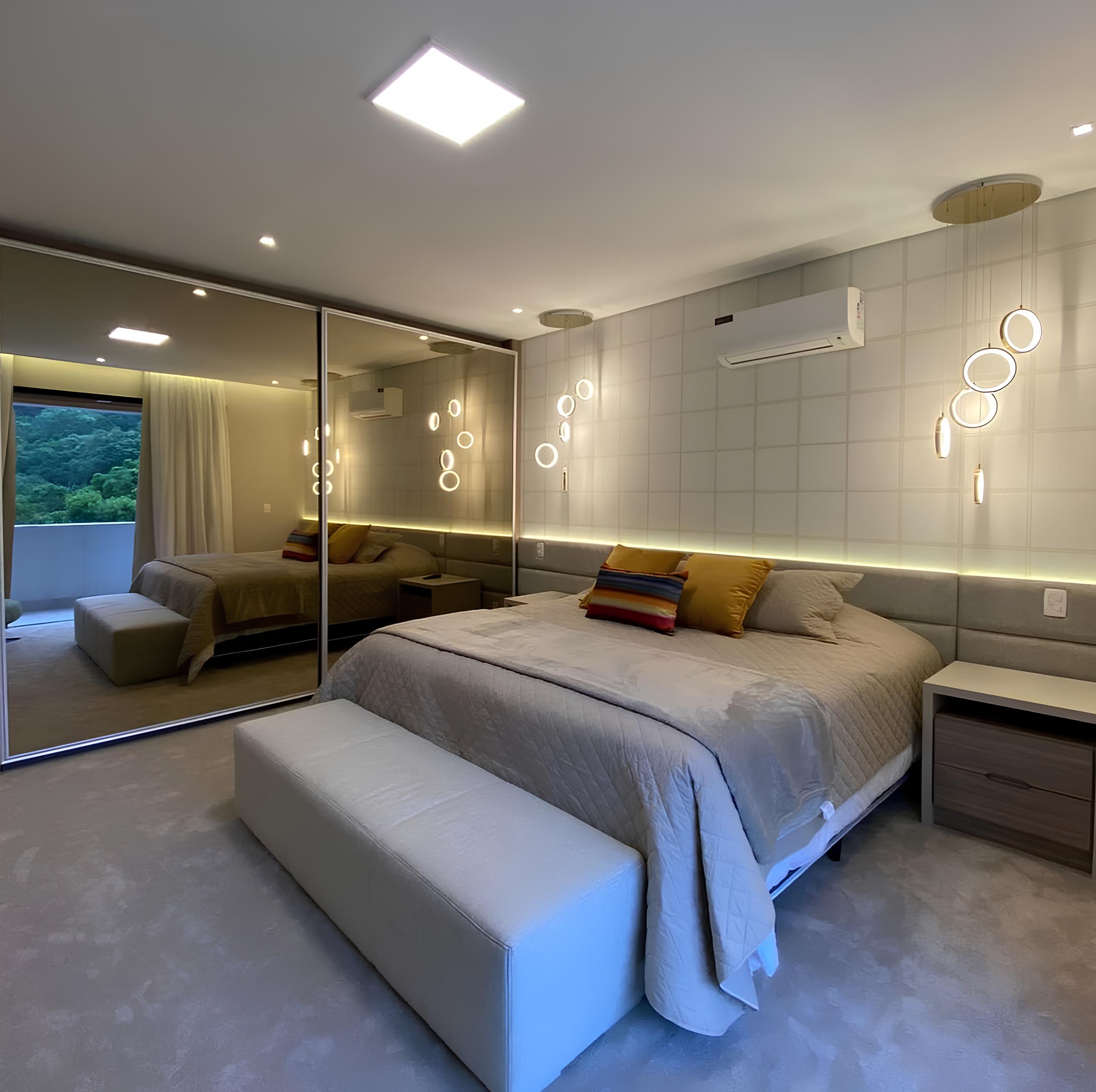 Ambiente moderno com porta de perfil e espelho